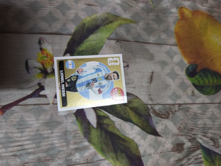 OPORTUNIDADE: Cromo Dourado Messi Panini 2026 -EXCELENTE estado!