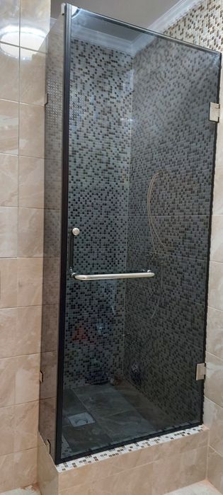 Стеклянная душевая кабина, перегородки перила двери из калённого стекл