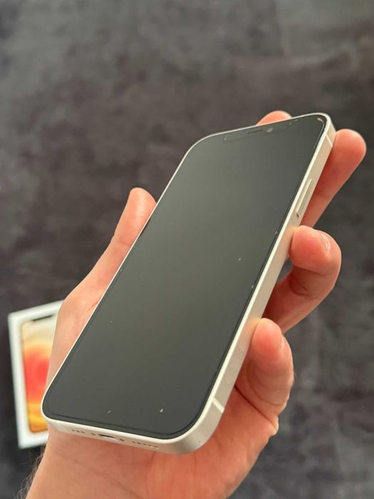 iPhone 12 128 GB + 4 etui + folia
