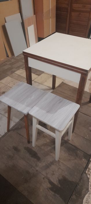 Продаю кухон.стол +2табурета