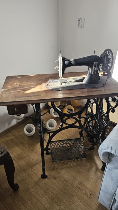 Stara maszyna do szycia typu singer