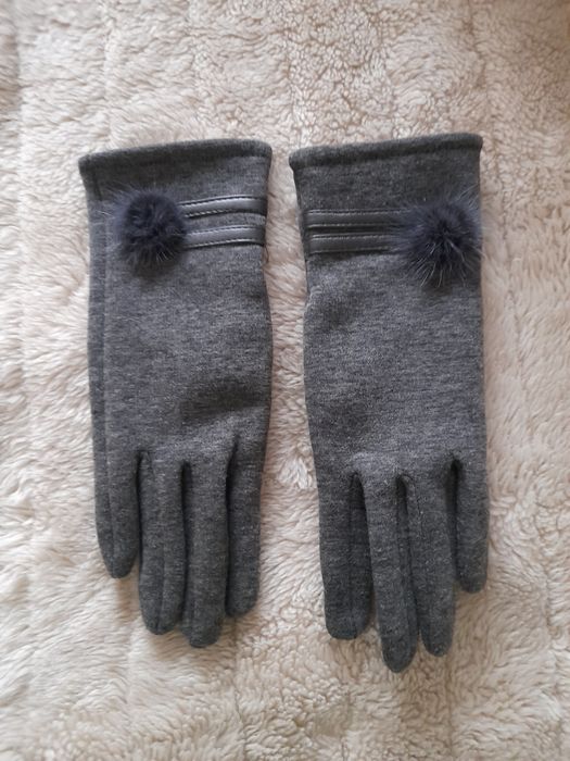 Luvas cinzentas com promenor em pêlinho