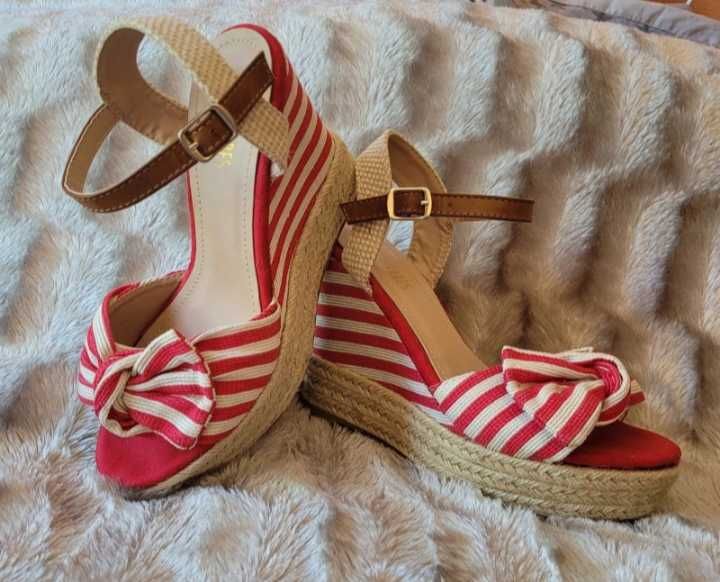 Sandálias Novas Compensadas
