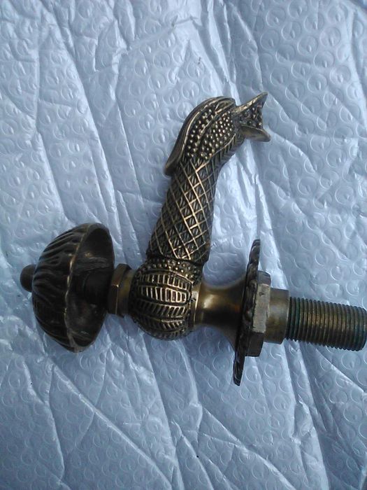 Torneira estilo clássico, compacta, ricamente trabalhada, em bronze