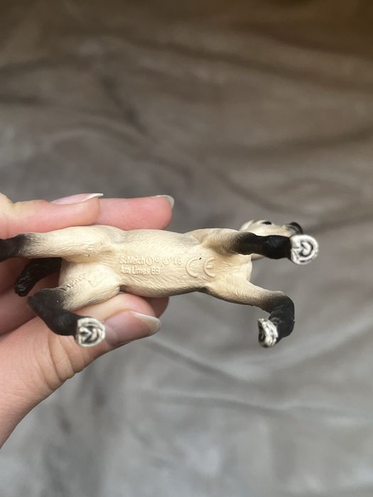 Figurki źrebaki hanoweskie koń schleich
