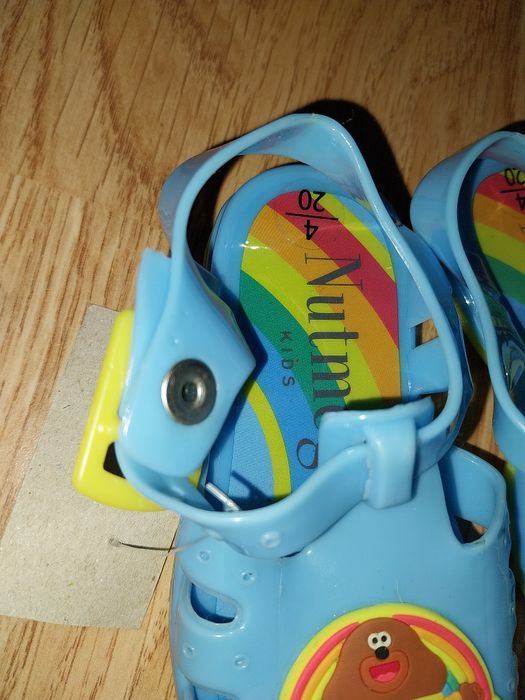Nowe sandałki niemowlęce