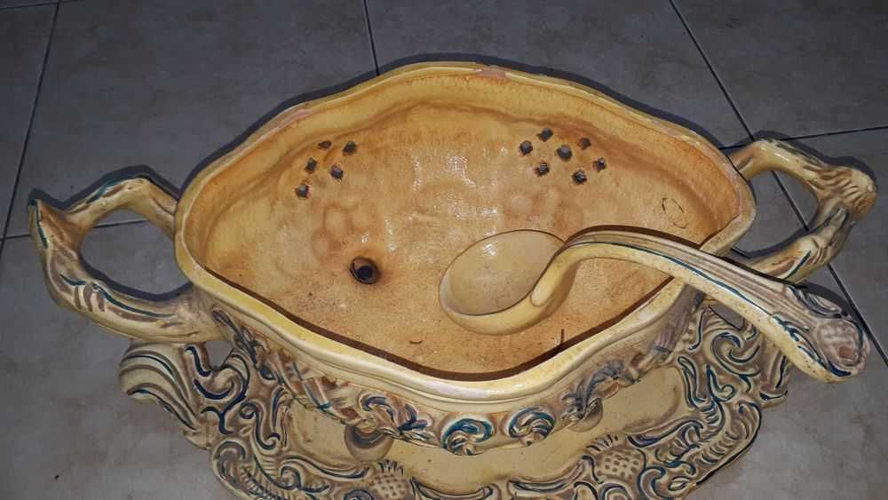 Terrina antiga com prato grande