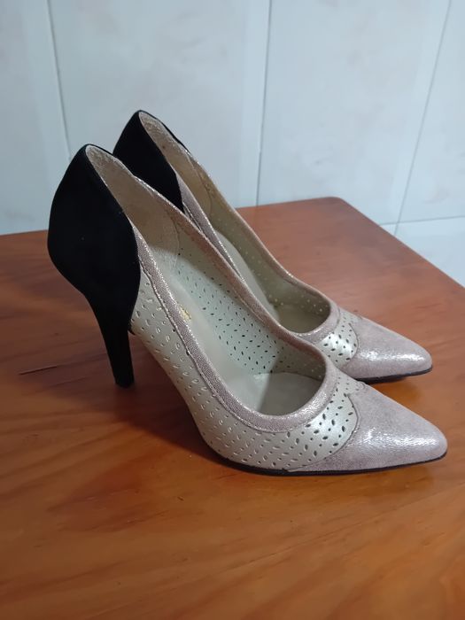 Sapatos salto alto em pele.