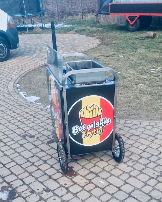 Mobilny wózek  gastronomiczny z frytkownica.