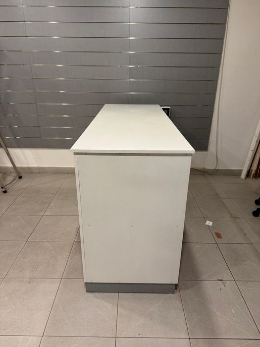 Balcão de loja em cor branca