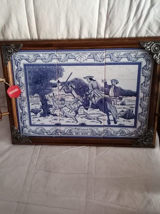 Bandeja com pintura em cerâmica sec XVII