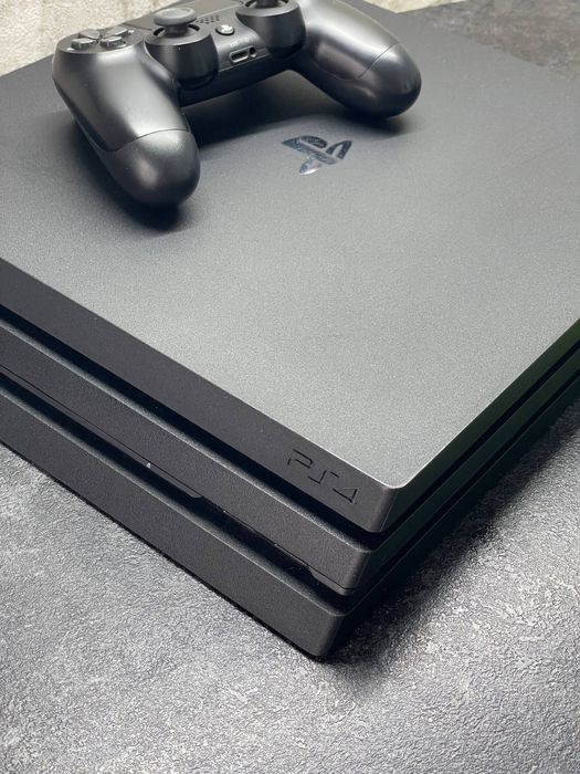 Sony PlayStation 4 Pro (CUH-7116B) — 1 ТБ, один джойстик.