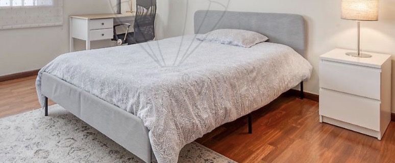 Cama de casal cinzenta