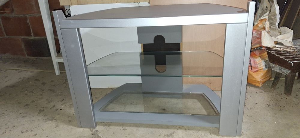 Móvel de tv com prateleira em vidro