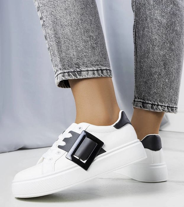 Białe sneakersy zdobione czarną klamerką Toni