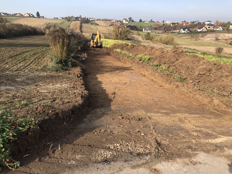 Utwardzanie drog placow koparka  transport kamien  piasek kruszywo