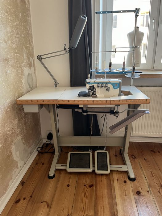 OVERLOCK (5nitkowy) Overlock JACK E4, ze stołem