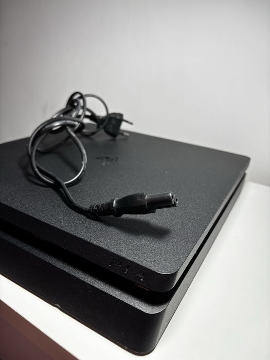 PlayStation 4 500GB + 2 oryginalne pady