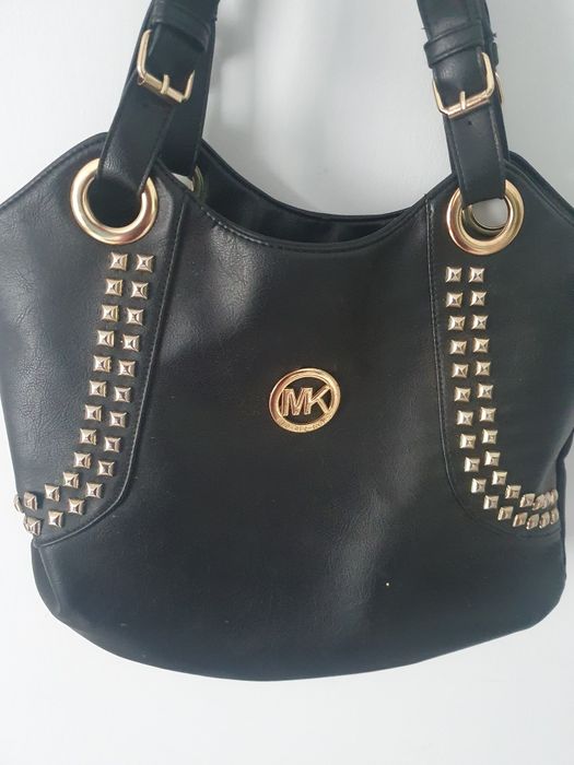 Torebka czarna z ćwiekami na ramię