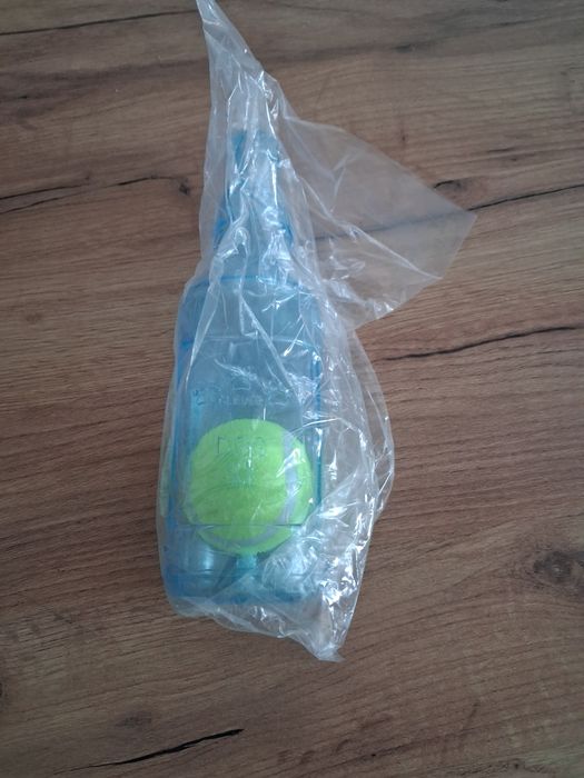 Piszczałka dla psa w kształcie butelki z piłką