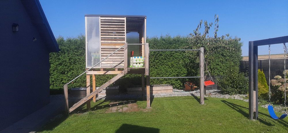 Domek ogrodowy z drabinkami