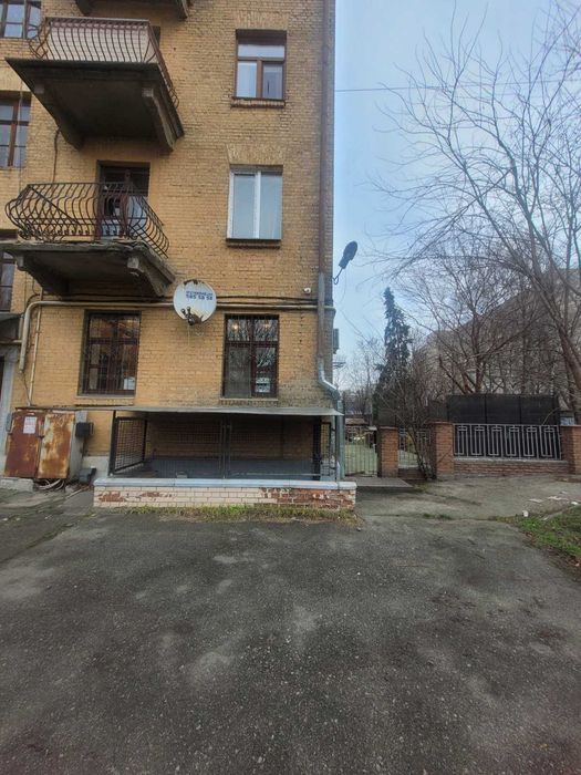 Продам 2к Подільський р-н вул Межигірська буд 37