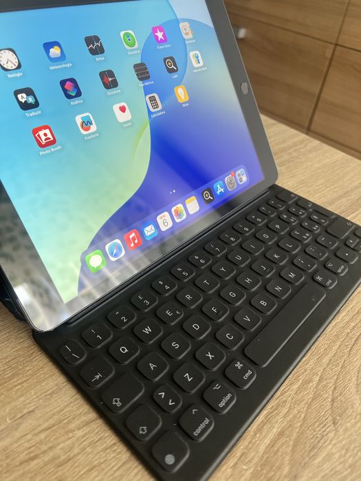 iPad 7 32GB Wifi + Cellular 4G Apple Smart Keyboard Folio