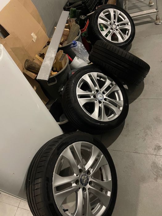Jantes Mercedes com pneu em bom estado
