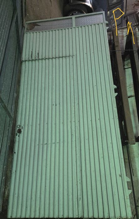 DOIS Portões em ferro e chapa