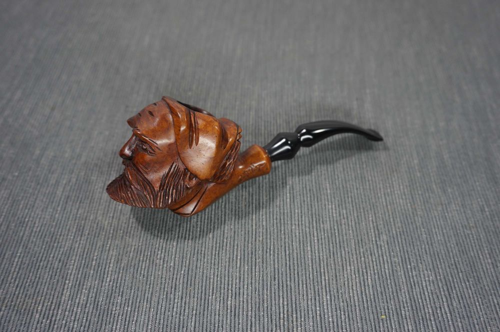 Bonito e antigo cachimbo antropomórfico Butz-Choquin, em urze (França)