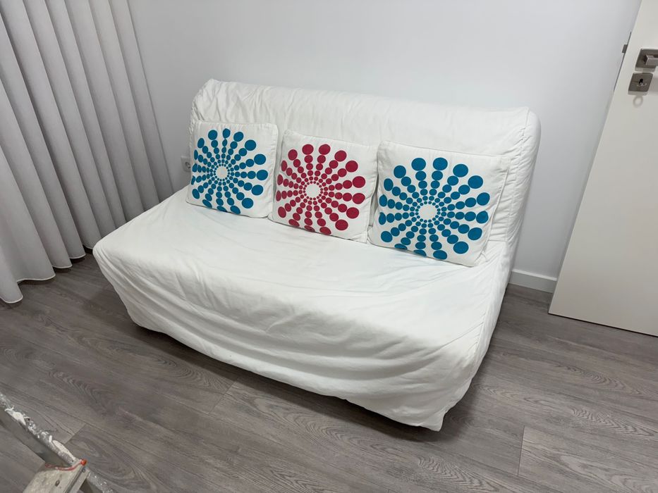 Sofá cama Ikea com capa branca, capa cinzenta e colchão.