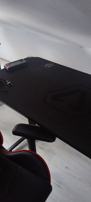 Vendo mesa gamer mais cadeira gaming msi