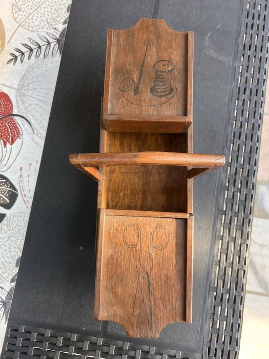 Caixa de costura em madeira antiga