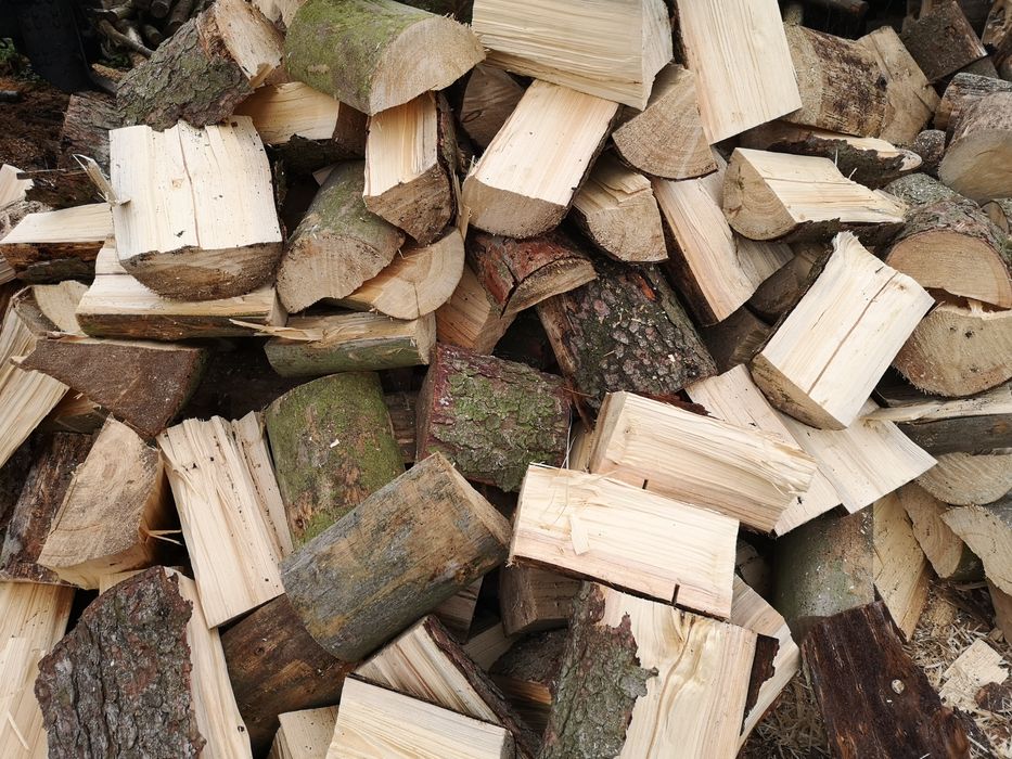 Drewno kominkowe opałowe układane na aucie możliwość pomiaru dąb buk