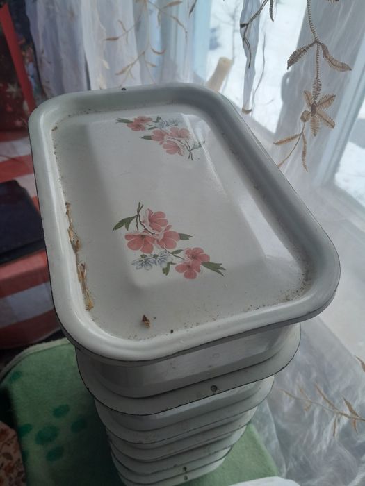 Судок емальований, металевий,200 грн