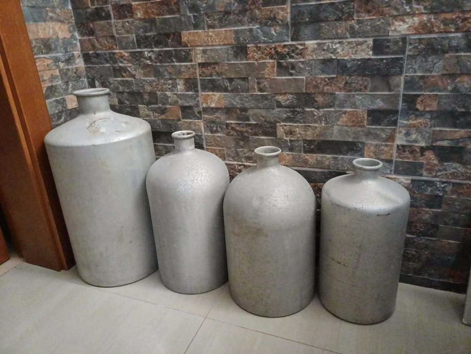 Conjunto de potes grandes em alumínio. Aceito ofertas.