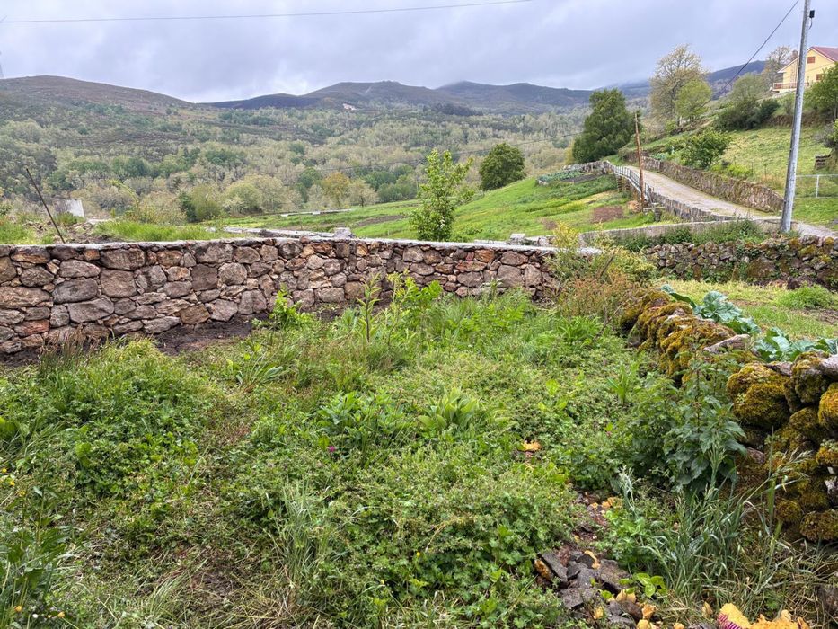 Moradia com terreno e vista para a montanha