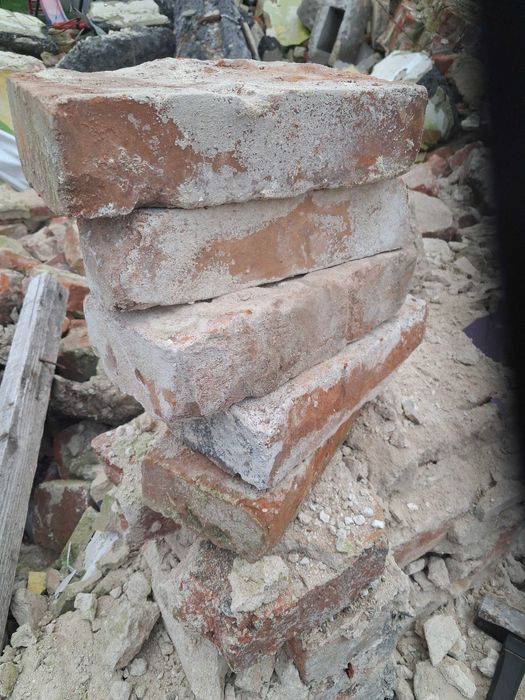 Cegła z rozbiórki.