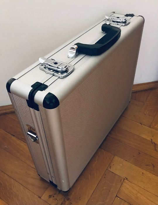 Міцний алюмінієвий кейс ящик валіза. За мій рахунок доставка ОЛХ Укрпошта або НП