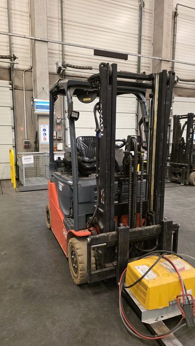 Wozek widlowy Toyota elektryczny