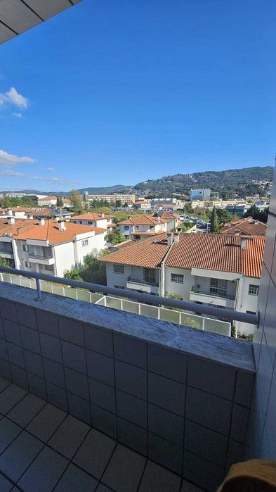 Alugo quartos junto á U. M.