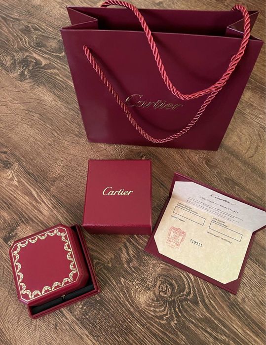 Фірмова упаковка Картьє  (Cartier) для сережок або каблучки.