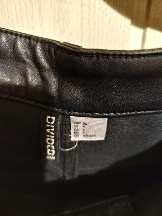 Spodnie imitacja skóry H&M S