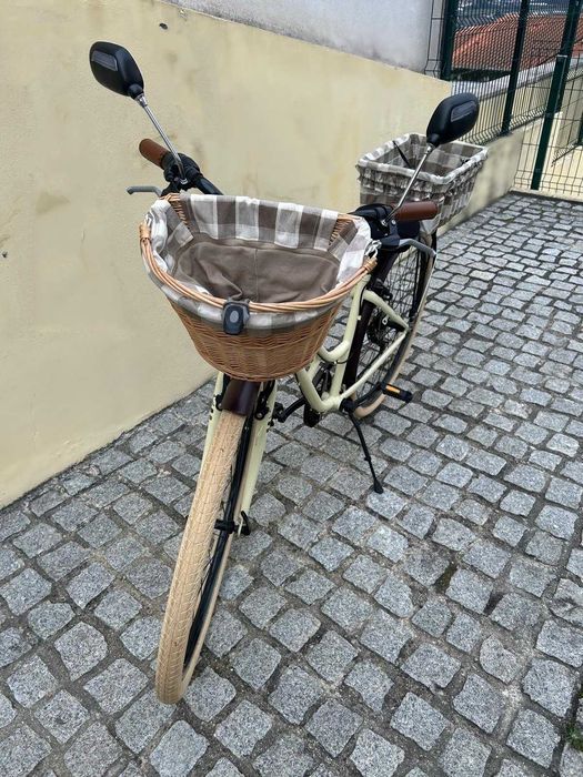 Bicicleta roda 28 com cestos, luzes e retrovisores