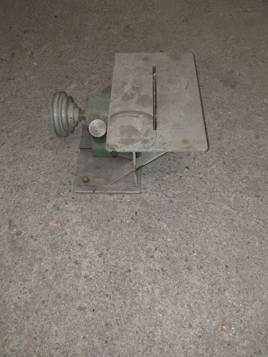 Mesinha com disco de cortar madeira.