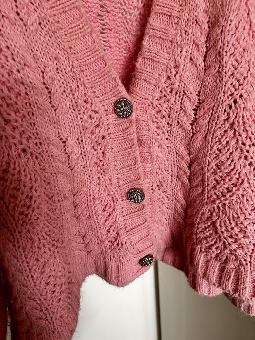 Butik Laurella kardigan Melissa sweter oversize z ozdobnymi guzikami pudrowy róż