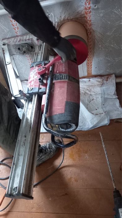 Алмазне буріння свердління отворів.