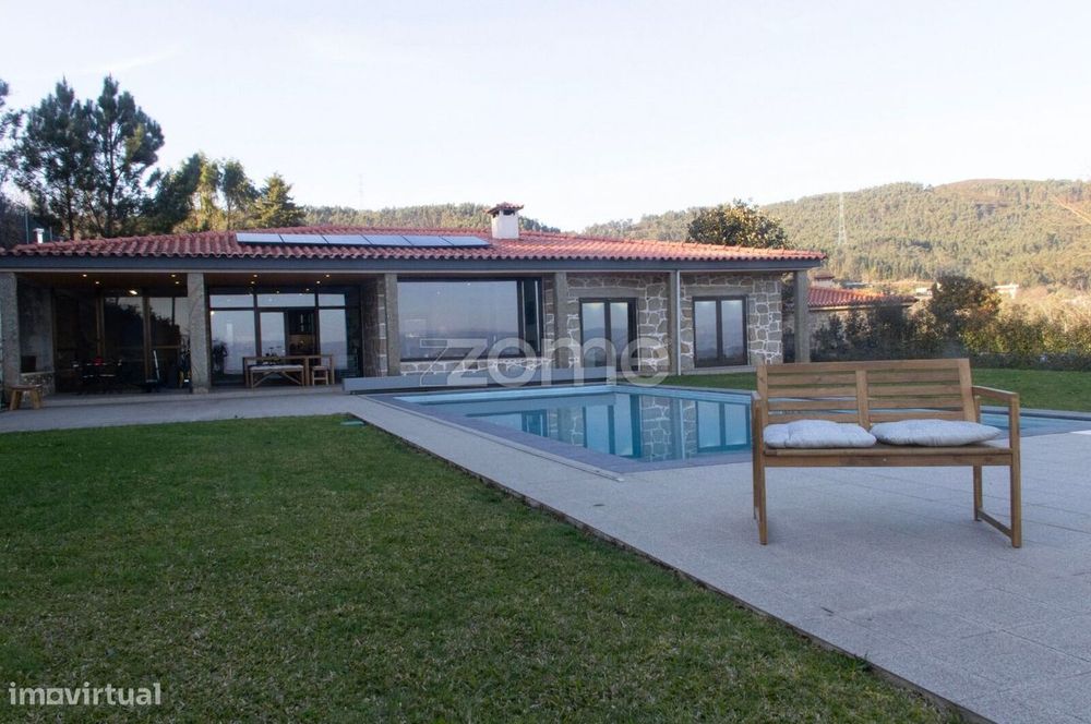Moradia individual térrea T4 com piscina. Dossãos - Vila Verde