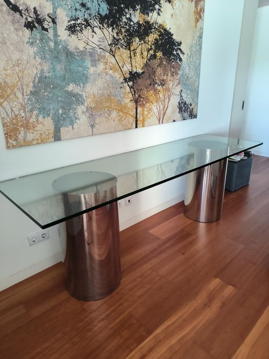 Mesa de vidro com pés redondos em aço