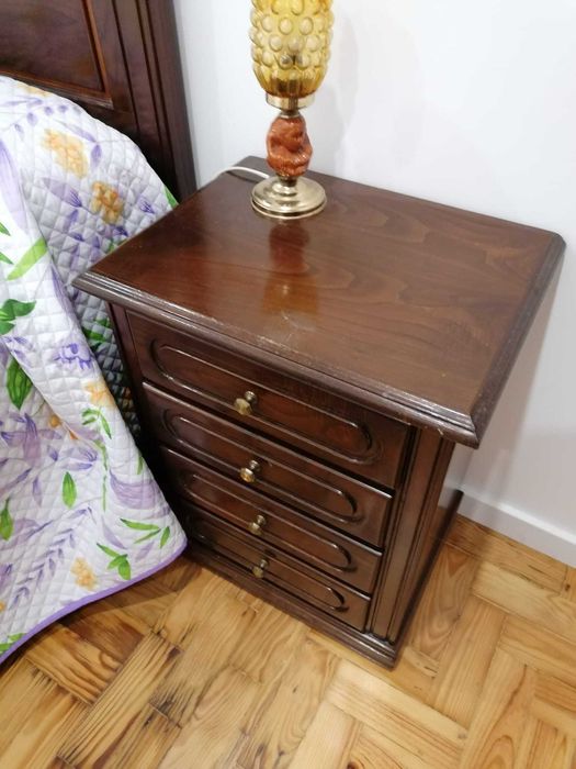 Cama, mesinhas de cabeceira e Cómoda